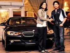 ஒலிம்பிக்கில் பதக்கம் வென்ற சாய்னாவுக்கு பிஎம்டபிள்யூ கார் பரிசு