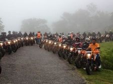 பெங்களூரை கலக்கிய கேடிஎம் டியூக் 200 பைக்குகளின் அணிவகுப்பு