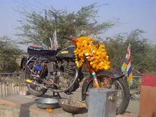 Om Banna Bullet Baba Temple History in Tamil: புல்லட் பாபா.. மோட்டார்சைக்கிளை தெய்வமாக வழிபடும் வினோதம்