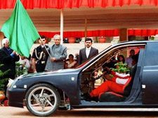 சூரிய மின்சக்தியில் இயங்கும் புதிய சோலார் கார்: பிரணாப் முகர்ஜி கொடியசைத்து துவக்கி வைத்தார