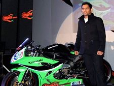 மும்பையில் டோணியின் 2013 பைக் ரேஸ் அணி அறிமுகம்