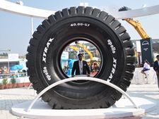 3.5 டன் எடையில் ராட்சத டயரை அறிமுகப்படுத்திய அப்போலோ!