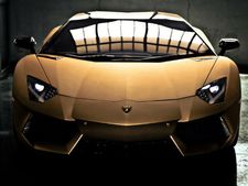 மும்பைவாசிகளின் கண்களுக்கு விருந்தளித்த தங்க நிற லம்போ சூப்பர் கார்