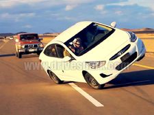 ஹூண்டாய் வெர்னாவில் அரேபிய இளைஞர்களின் கார் வீலிங் சாகசம்