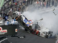 அமெரிக்காவில் பந்தய கார்கள் ஒன்றுடன் ஒன்று மோதி பெரும் விபத்து!