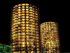 வியப்பில் ஆழ்த்தும் ஃபோக்ஸ்வேகனின் கார் பார்க்கிங் டவர்!