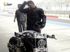 ஃபார்முலா-1 டிராக்கில் டோணி ஓட்டிய ஹெல்கேட் சூப்பர் பைக் - சிறப்பு பார்வை