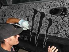 காரில் ஓவியங்களை பொறித்து வியக்க வைக்கும் ஓவியர்