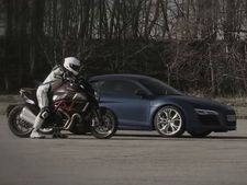 ஆடி ஆர்8 காரை ஓரங்கட்டி வெற்றி வாகை சூடிய டுகாட்டி பைக்!