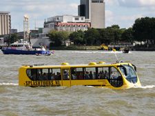 நிலத்திலும், நீரிலும் செல்லும் ஆம்ஃபி பஸ்!