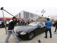 ரிப்பேரை சரிசெய்யாத கோபத்தில் நடுரோட்டில் மஸராட்டி காரை உடைத்த சீனர்!