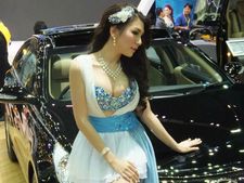  2013 பேங்காக் ஆட்டோவில் வசீகரித்த ஒய்யார அழகிகளின் படங்கள்