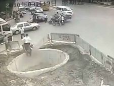 தாறுமாறாக ஸ்கூட்டரை ஓட்டிச் சென்று கிணற்றில் விழுந்த சீன இளைஞர்!