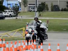 வெகு லாவகமாக மோட்டார்சைக்கிள் ஓட்டும் போலீஸ்- வீடியோ