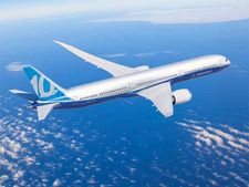 பாரீஸில் குடுமிப்பிடி ஆரம்பம்... புதிய ட்ரீம்லைனர் அறிமுகம்!