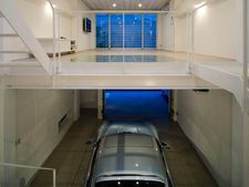 போர்ஷே காரை நடுவில் வைத்து மாளிகை கட்டிய ஜப்பானியர்!