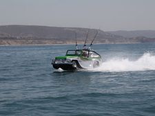 தரையிலும், தண்ணீரிலும் செல்லும் ஓர் முழுமையான ஜீப்!