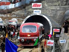 காஷ்மீரில் 11 கிமீ நீள குகை பாதையில் ரயில் சேவை துவங்கியது!