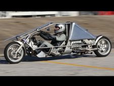 கார் மாதிரி உட்கார்ந்து ஓட்டுவதற்கான ஓர் மோட்டார்சைக்கிள்!