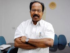 வாரம் ஒருநாள் பஸ்சில் அலுவலகம் செல்ல அமைச்சர் வீரப்ப மொய்லி முடிவு