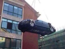 கடனை திருப்பி கொடுக்காத மருமகன் காரை கிரேனில் தூக்கிய மாமியார்!!