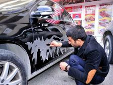 காரில் தூசியை துடைத்து துடைத்து ஓவியமாக்கும் வித்தகர்