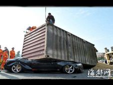 அப்பளம் போல் நொறுங்கிய ஆடி காரில் உயிர் பிழைத்த அதிசயம்!