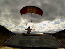 பாரசூட் மூலம் ஓடும் காரில் குதித்த வீராங்கனை: சிலிர்ப்பான வீடியோ