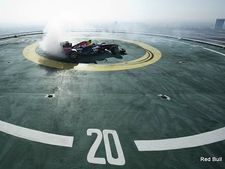 1000 அடி ஹெலிபேடில் காரை ஸ்பின் செய்து வெற்றியை கொண்டாடிய ரெட்புல்