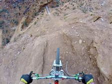 சீறிப்பாய்ந்து வியக்க வைத்த மவுண்டெயின் பைக் சாகச வீரர்