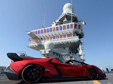 விமானம் தாங்கி கப்பலில் ரொம்ப கிராண்டாக அறிமுகமான புதிய லம்போ கார்!!