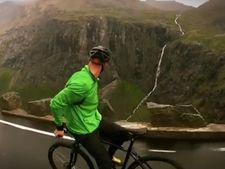 சைக்கிளில் பின்புறமாக அமர்ந்து 80 கிமீ வேகத்தில் ஓட்டிய இளைஞர்!