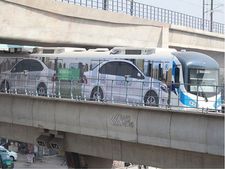 குர்கான் மெட்ரோ ரயிலில் ஸ்கோடா ரேபிட் காரின் விளம்பரம்