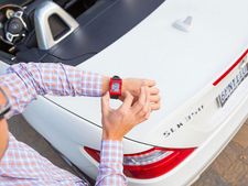 கார் பற்றிய தகவல்களை கையிலேயே தரும் பென்ஸ் 'கைக்கடிகாரம்'!