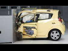 கிராஷ் டெஸ்ட்டில் மோசமாக 'பல்ப்' வாங்கிய பிரபல கார்கள்!