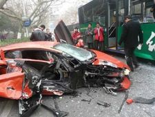 பஸ்சுடன் மோதி சுக்குநூறான லம்போர்கினி கார்!