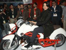 வர்தேஞ்சி பைக்கும், சமீரா ரெட்டியும்: செய்தியின் பின்னால் ஒரு சுவாரஸ்யம்!