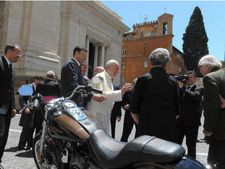 ரூ.2. கோடிக்கு ஏலம் போன போப் ஆண்டவரின் ஹார்லி டேவிட்சன் பைக்!