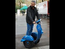 செக்வேயும், வெஸ்பாவும் கலந்து கட்டிய புதிய செக்வே ஸ்கூட்டர்!