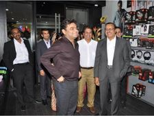 சென்னையில் ஹார்மன் ஷோரூம் திறப்பு: ஏ.ஆர்.ரஹ்மான் விசிட்!