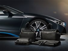 பிஎம்டபிள்யூ ஐ8 ஸ்போர்ட்ஸ் காருக்கான ஆடம்பர பேக்குகள் அறிமுகம்