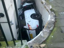 லண்டனில், இரும்பு தடுப்புகளை உடைத்துக் கொண்டு பள்ளத்தில் பாய்ந்த ரேஞ்ச்ரோவர் ஸ்போர்ட்!