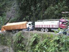 உலகின் அதிபயங்கர சாலையில் ஓர் திக் திக் பயணம்!