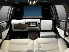 இது இன்னோவாதான்னு சொன்னா நம்பவா போறீங்க?!