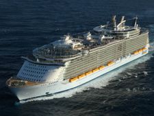 ஒயாசீஸ் ஆஃப் தி சீஸ்... உலகின் மிகப்பெரிய சொகுசு கப்பல்... !!