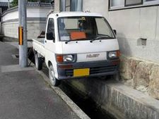 சுவாரஸ்யமான கார் பார்க்கிங் கலாட்டா படங்கள்!