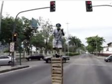 பிரேசிலில் சிக்னல்களில் ஜக்லிங் செய்து அசத்தும் இளைஞர்!