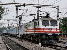 டெல்லி- ஆக்ரா இடையே இந்தியாவின் அதிவேக ரயில் வெற்றிகரமாக சோதனை