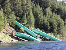 ஆற்றுக்குள் விழுந்த விமான உடற்கூடுகள்: பெரும் சேதம் என தகவல்!