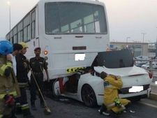 100 கிமீ வேகத்தில் பஸ்சில் மோதிய ஃபெராரி கார்... ஓட்டியவர் உயிர் தப்பிய அதிசயம்